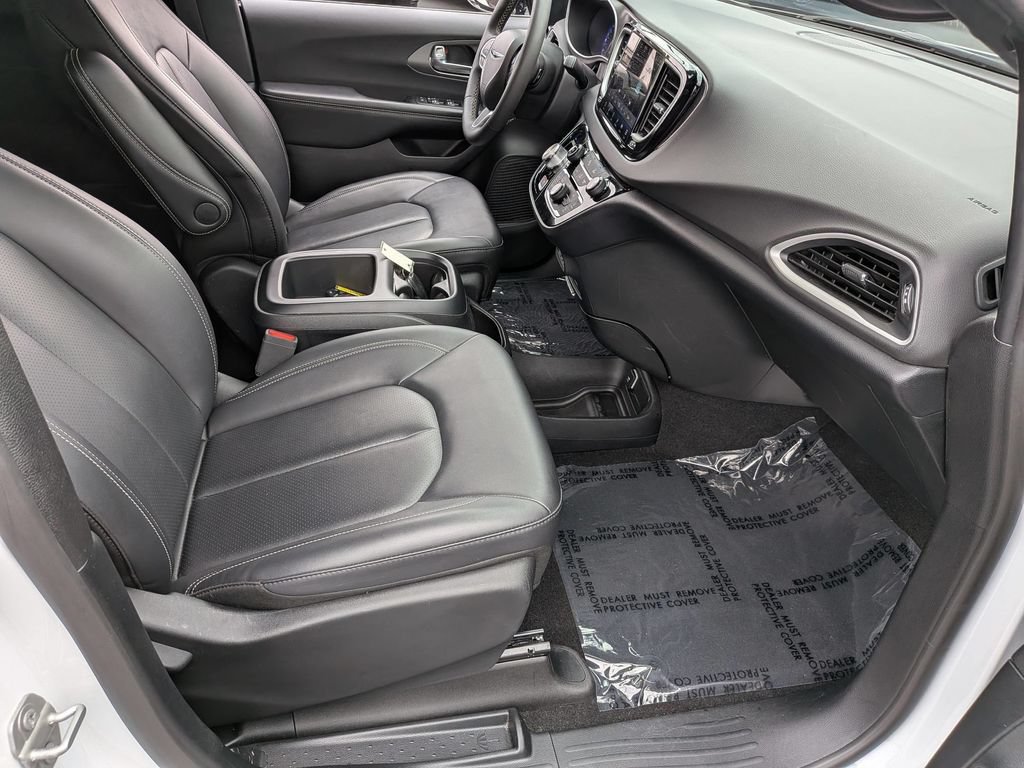 Certified 2025 Chrysler Pacifica Select FWD image 31