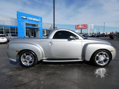Used 2005 Chevrolet SSR Base 2D Standard Cab w/ Preferred Equipment Group image 4