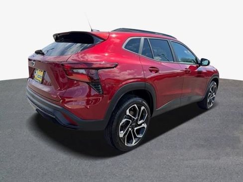 Used 2025 Chevrolet Trax RS FWD image 3