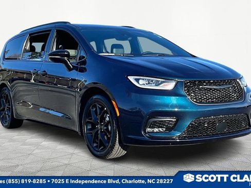 Used 2025 Chrysler Pacifica Limited image 1