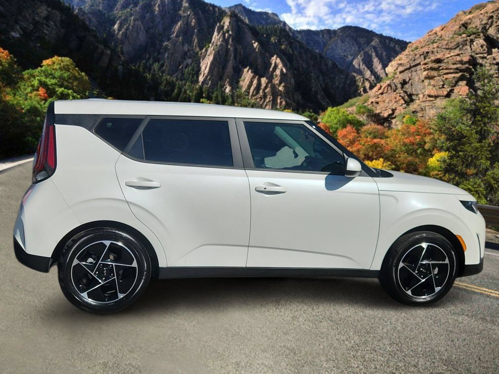 Used 2025 Kia Soul EX FWD image 2