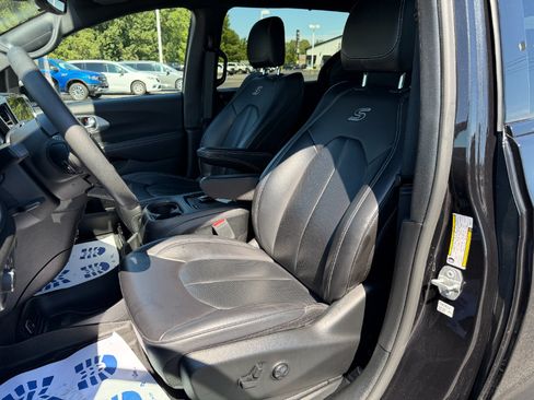 Used 2023 Chrysler Pacifica Touring-L w/ S Appearance Package FWD image 38