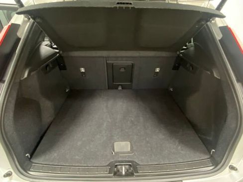 Used 2025 Volvo XC40 B5 Core image 9