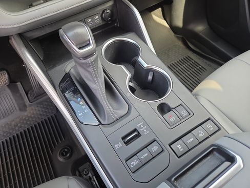 Used 2022 Toyota Highlander XLE image 26