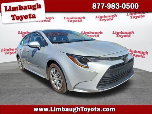 Used 2025 Toyota Corolla LE image 1
