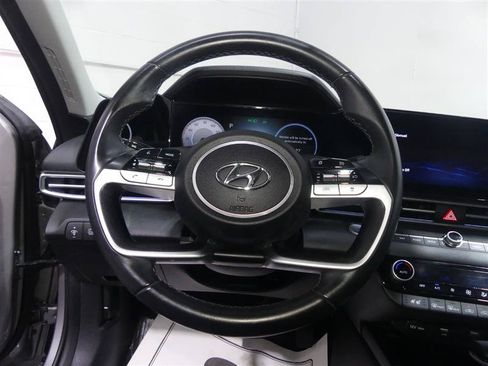 Used 2022 Hyundai Elantra Limited FWD image 31