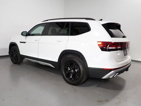 Used 2025 Volkswagen Atlas Peak Edition image 8