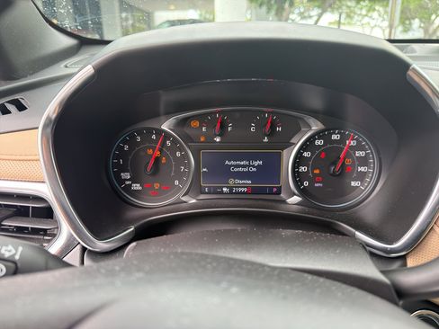 Used 2022 Chevrolet Equinox Premier image 2