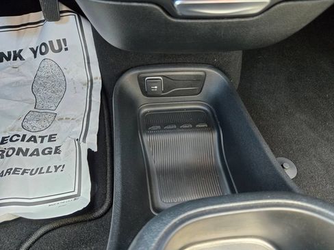 Used 2025 Chrysler Pacifica Select FWD image 31