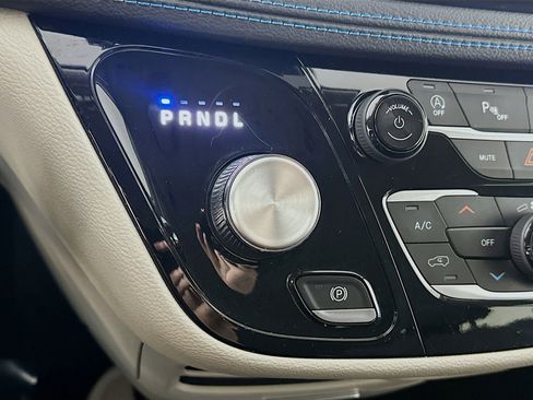 Used 2021 Chrysler Pacifica Touring image 16