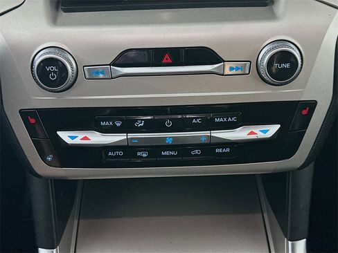 Used 2021 Ford Explorer XLT w/ Equipment Group 202A image 18