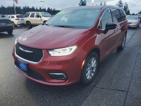 Used 2025 Chrysler Pacifica Select image 7