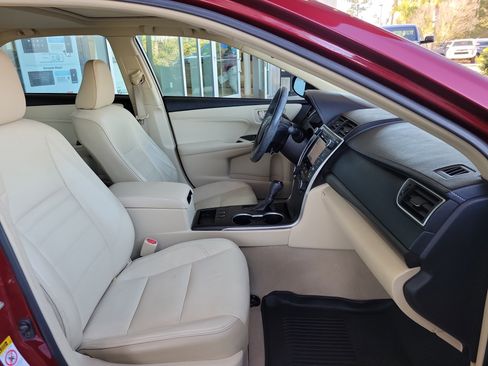 Used 2017 Toyota Camry XLE image 32