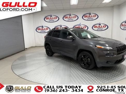 Used 2018 Jeep Cherokee Latitude w/ Altitude Package FWD image 2