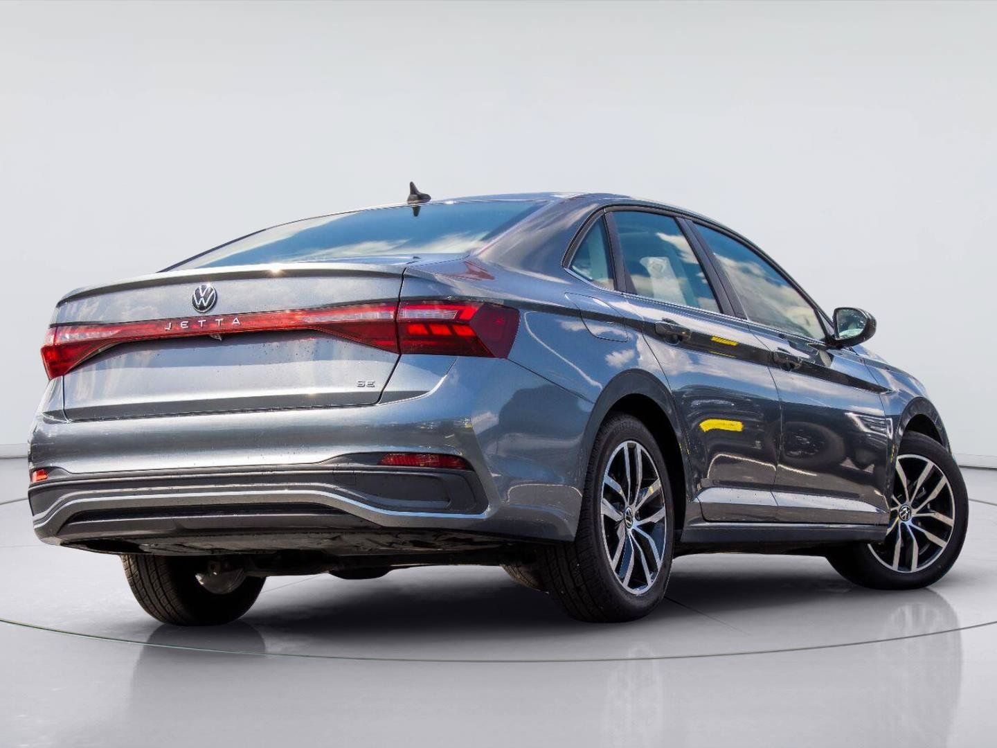 Used 2025 Volkswagen Jetta SE FWD image 4