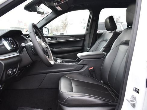 Certified 2025 Jeep Grand Cherokee Limited w/ Black Appearance Package AWD/4WD image 12