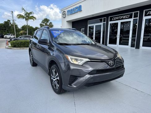 Used 2017 Toyota RAV4 LE FWD image 7