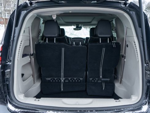 Used 2023 Chrysler Pacifica Limited image 9