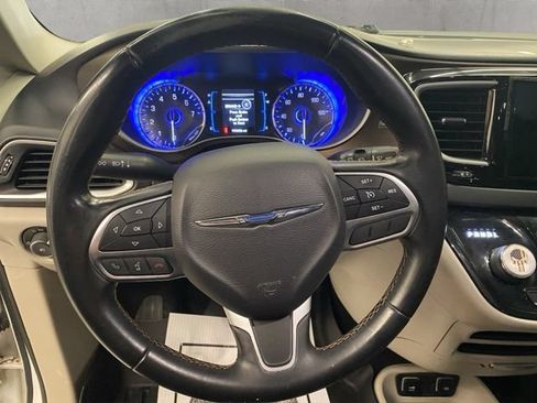 Used 2017 Chrysler Pacifica Touring-L FWD image 27