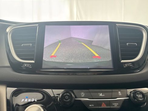 Used 2022 Chrysler Pacifica Touring-L FWD image 20