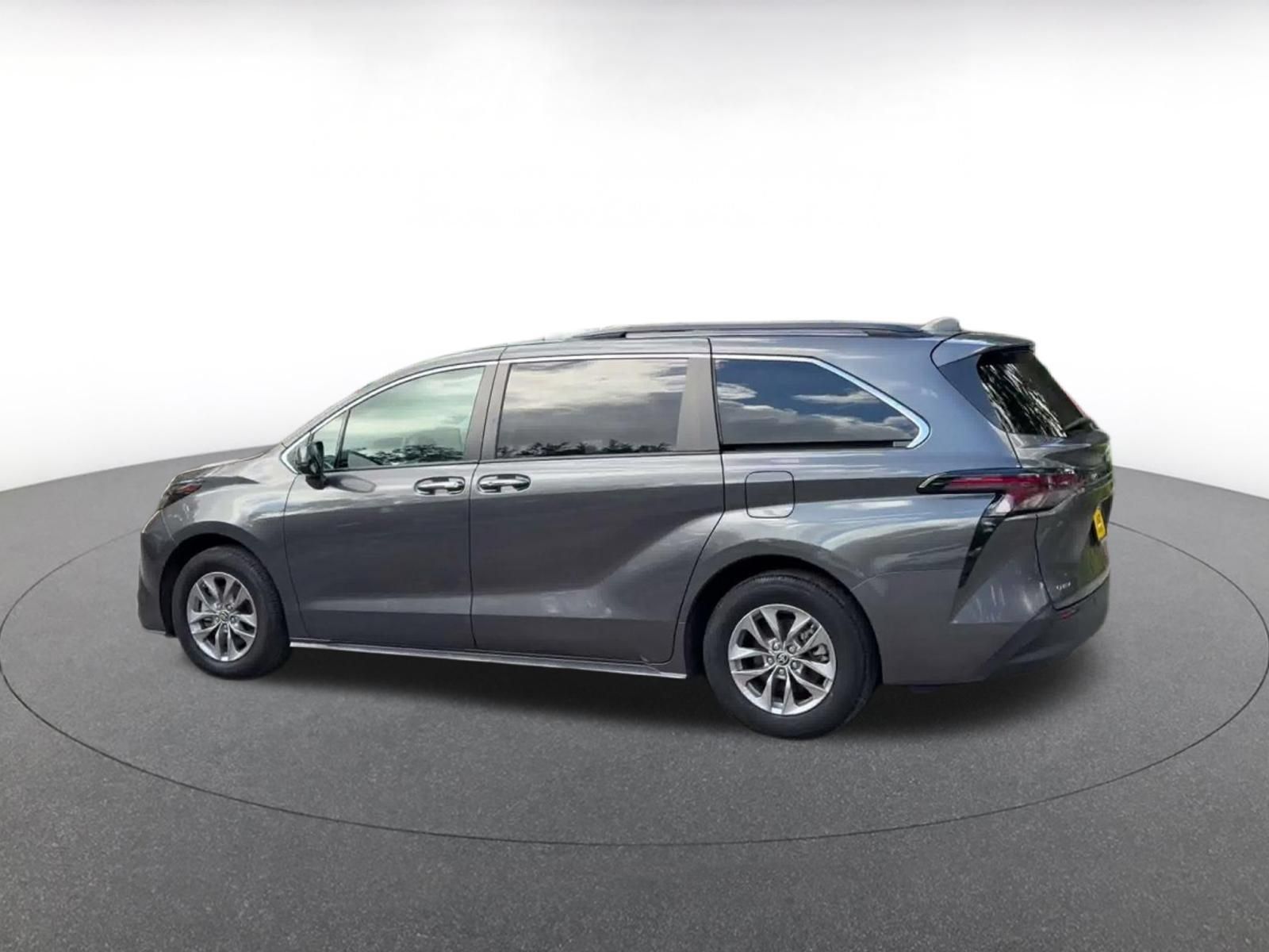 Used 2025 Toyota Sienna XLE FWD image 14