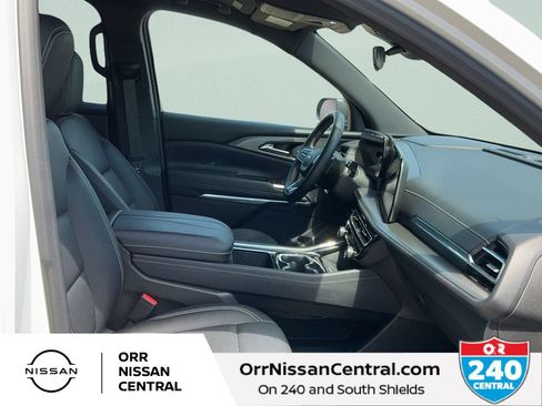 Used 2025 Chevrolet Traverse LT FWD image 11