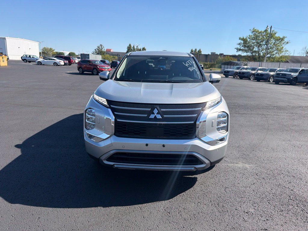 Used 2025 Mitsubishi Outlander SE AWD/4WD image 2