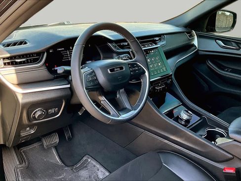Used 2024 Jeep Grand Cherokee Altitude AWD/4WD image 18