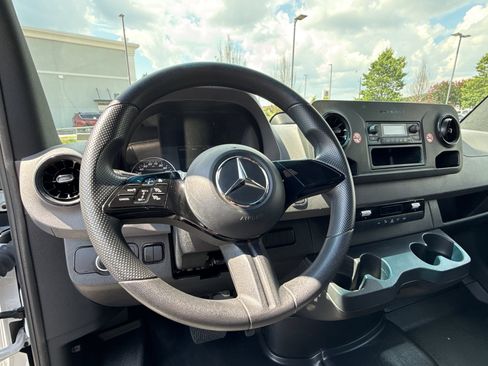 Used 2025 Mercedes-Benz Sprinter 2500 image 19