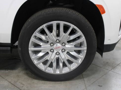 Used 2024 GMC Yukon XL Denali w/ Denali Reserve Package AWD/4WD image 13