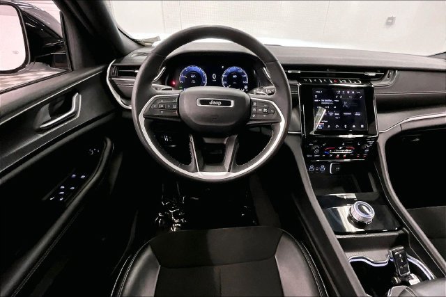 Used 2023 Jeep Grand Cherokee Altitude AWD/4WD image 6