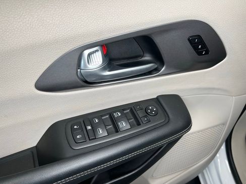 Used 2024 Chrysler Pacifica Touring-L image 17