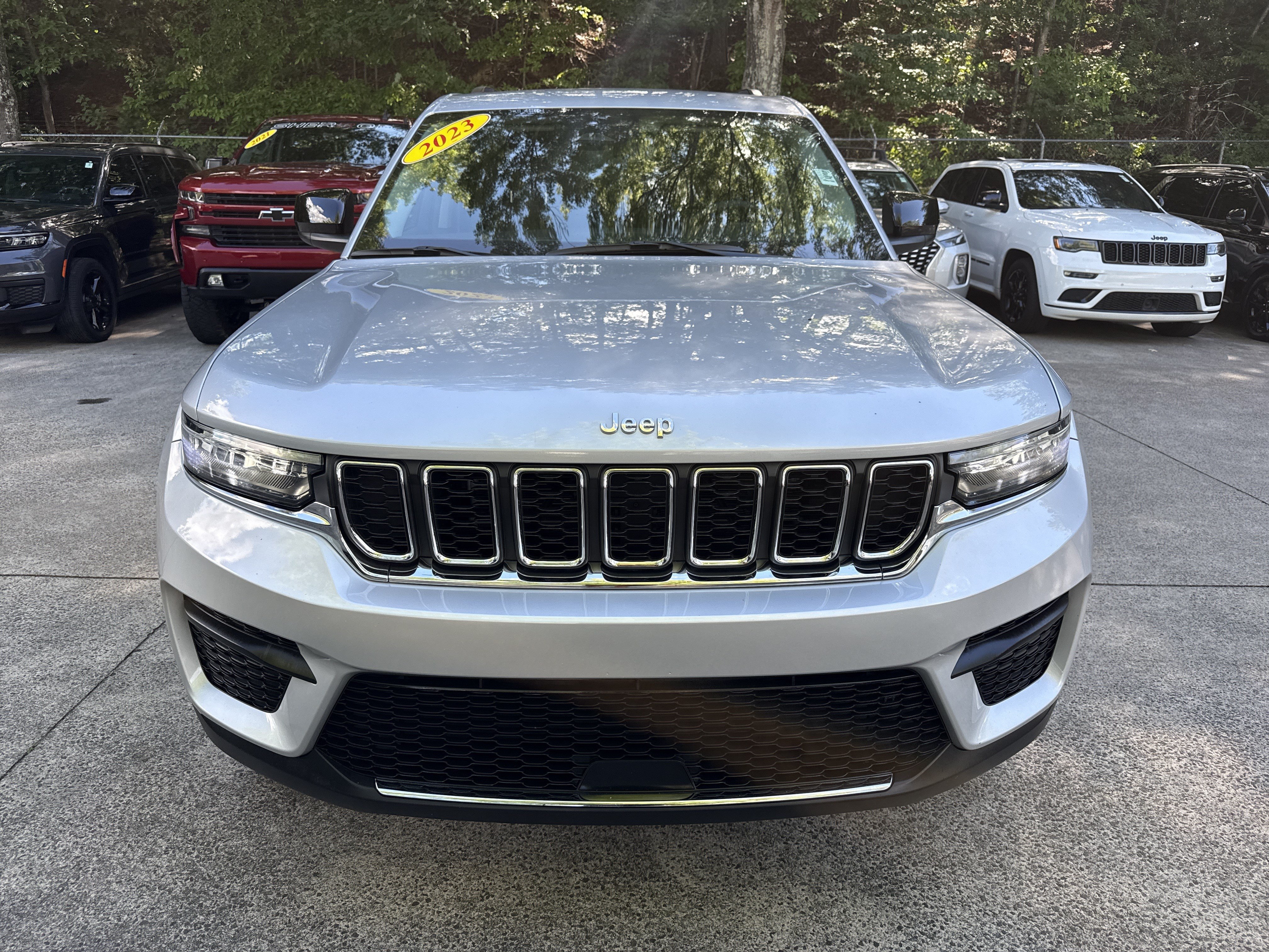 Used 2023 Jeep Grand Cherokee Laredo AWD/4WD image 2