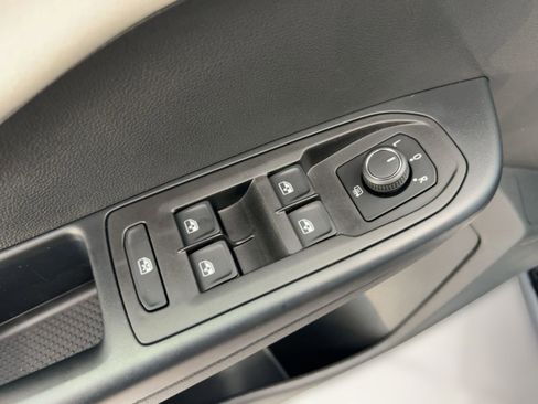 New 2026 Volkswagen Taos SE image 13