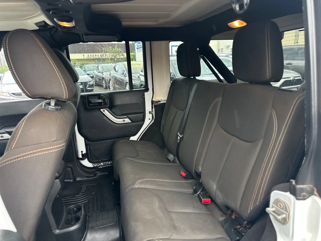Used 2017 Jeep Wrangler Unlimited Sahara w/ Connectivity Group AWD/4WD image 15