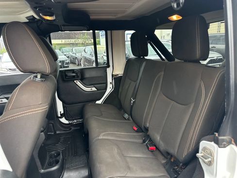 Used 2017 Jeep Wrangler Unlimited Sahara w/ Connectivity Group AWD/4WD image 15