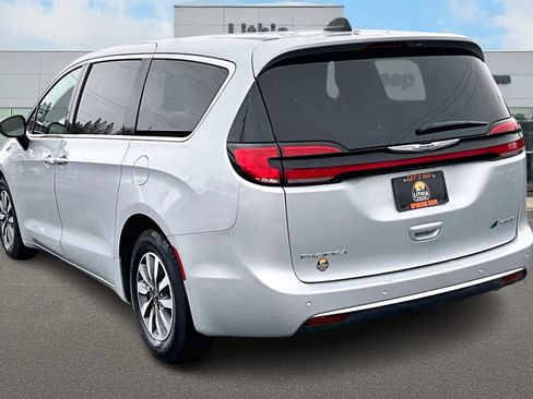 Used 2024 Chrysler Pacifica Select image 4