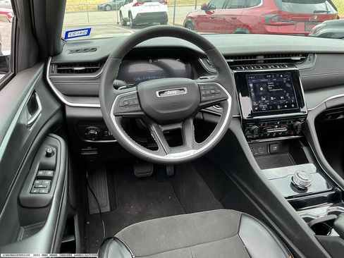 Used 2023 Jeep Grand Cherokee Altitude AWD/4WD image 12
