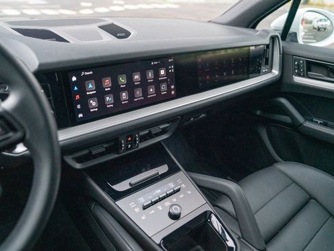 Used 2025 Porsche Cayenne image 15