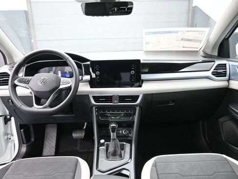 New 2026 Volkswagen Taos SE image 24