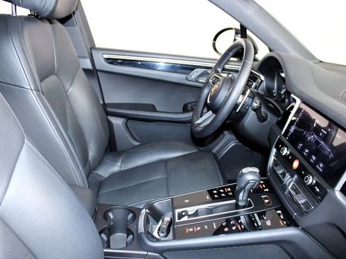 Certified 2023 Porsche Macan AWD/4WD image 27