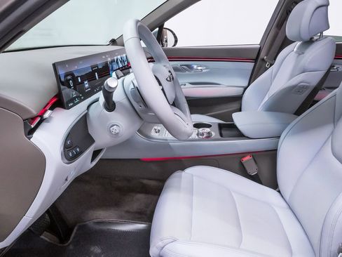 Certified 2026 Genesis GV70 2.5T Advanced image 9