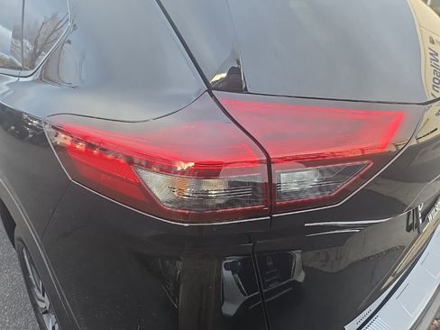 Used 2025 Nissan Rogue SL image 36