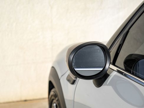 Used 2022 MINI Cooper 4-Door Hardtop w/ Signature Upholstery Package image 39