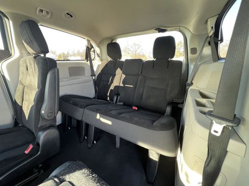 Used 2018 Dodge Grand Caravan SE w/ UConnect Hands-Free Group image 34