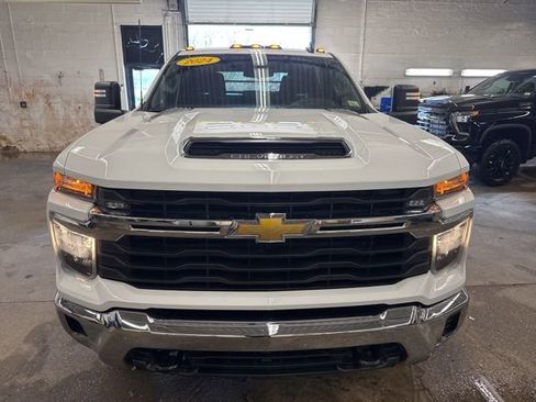 Used 2024 Chevrolet Silverado 3500 LT image 2