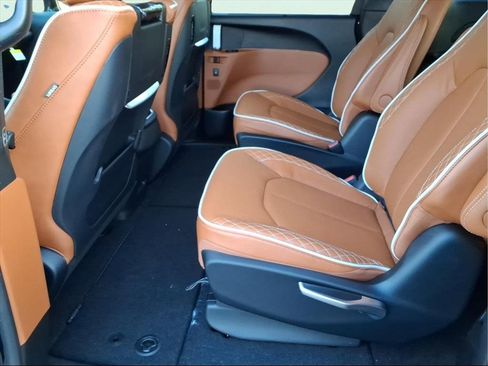 New 2026 Chrysler Pacifica Pinnacle image 10