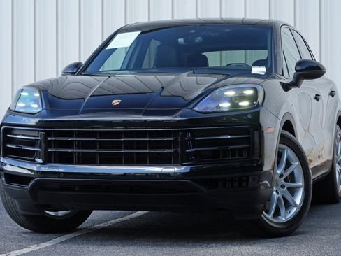Used 2024 Porsche Cayenne AWD/4WD image 3