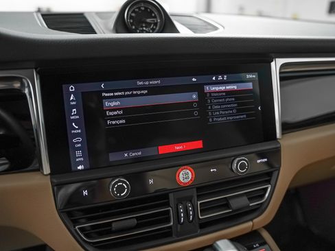 Certified 2026 Porsche Macan AWD/4WD image 22