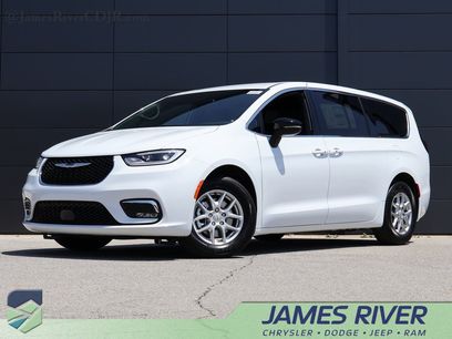 New 2025 Chrysler Pacifica Select